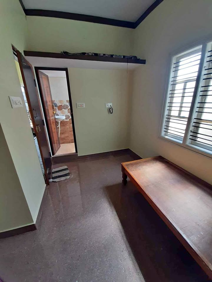 Budget Single Room with Attached Bath Near Vidya Vikas College Mysuru