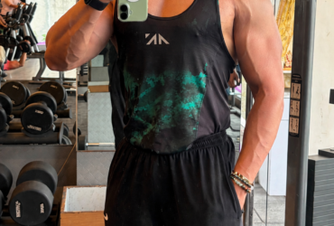 A 28 year old Muscular Man Only For Women