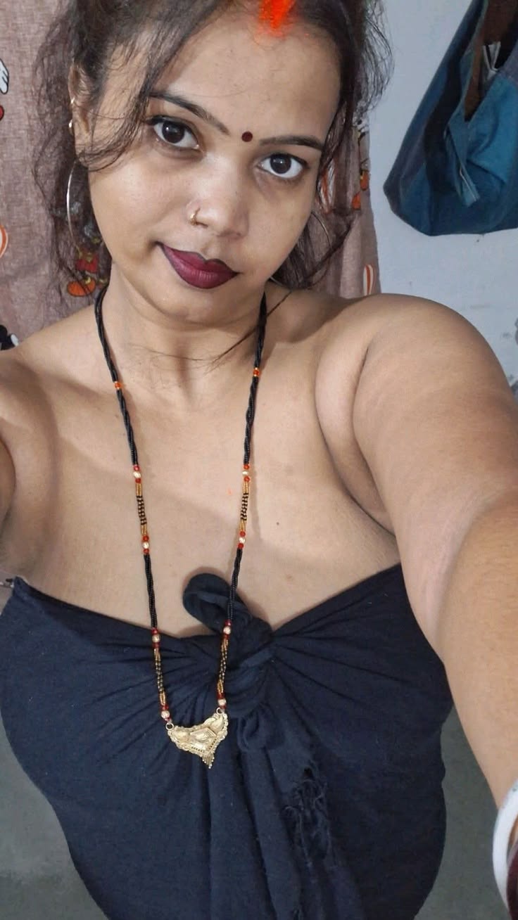 (GENUINE HOT HOUSEWIFE BHABHI BIG BOBBS) LIVE FULL NUDE VIDEO CALL AND AUDIO ROLEPLAY DIRTY TALK