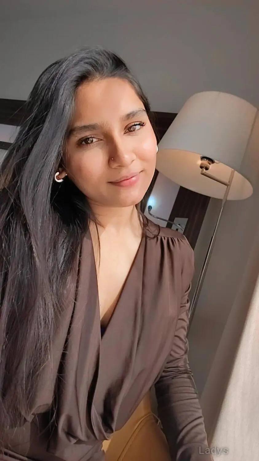 Naughty Bhabhi Escort In Hotel Taj The Trees Offer call girls services in mumbai vikhroli